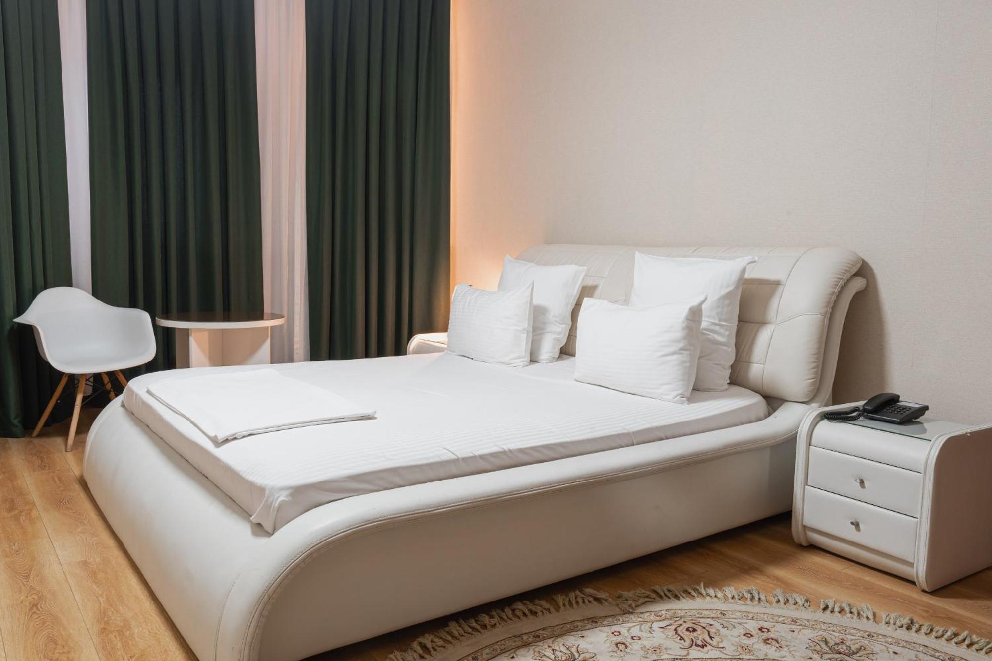 Altair Hotel Shymkent Bagian luar foto